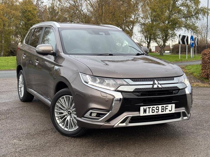 Mitsubishi Outlander 2.4h TwinMotor 13.8kWh 4hs CVT 4WD Euro 6 (s/s) 5dr Mitsubishi Outlander 2.4h TwinMotor 13.8kWh 4hs CVT 4WD Euro 6 (s/s) 5dr