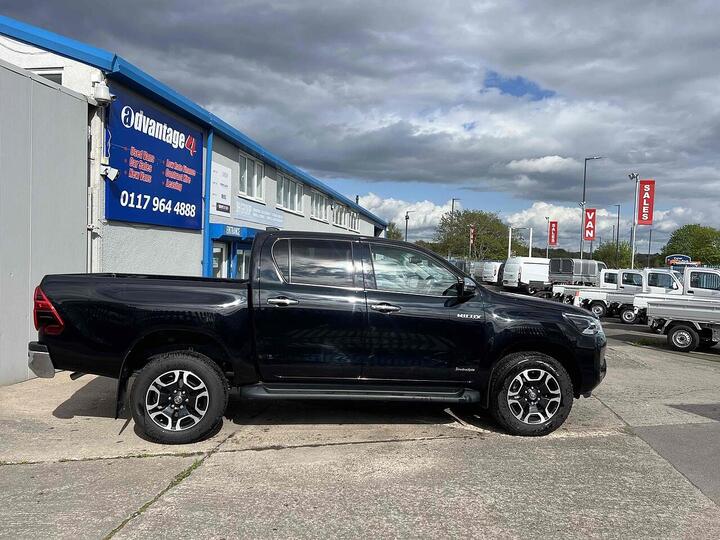 Toyota Hilux 2.4 D-4D Invincible Auto 4WD Euro 6 (s/s) 4dr Toyota Hilux 2.4 D-4D Invincible Auto 4WD Euro 6 (s/s) 4dr