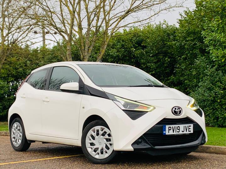 Toyota AYGO 1.0 VVT-i X-play Euro 6 5dr Toyota AYGO 1.0 VVT-i X-play Euro 6 5dr