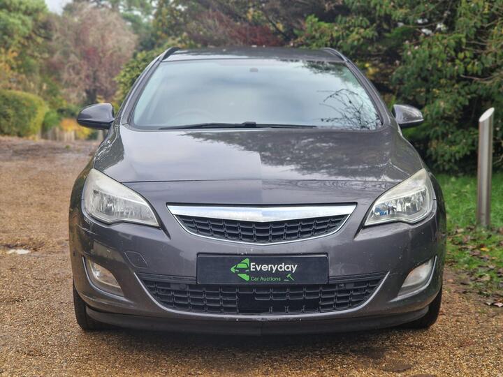 Vauxhall Astra 1.7 CDTi EcoFLEX Exclusiv Sports Tourer Euro 5 (s/s) 5dr Vauxhall Astra 1.7 CDTi EcoFLEX Exclusiv Sports Tourer Euro 5 (s/s) 5dr