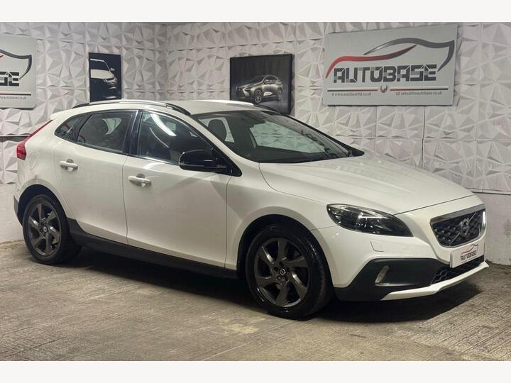 Volvo V40 Cross Country 2.0 D2 Lux Auto Euro 6 (s/s) 5dr Volvo V40 Cross Country 2.0 D2 Lux Auto Euro 6 (s/s) 5dr