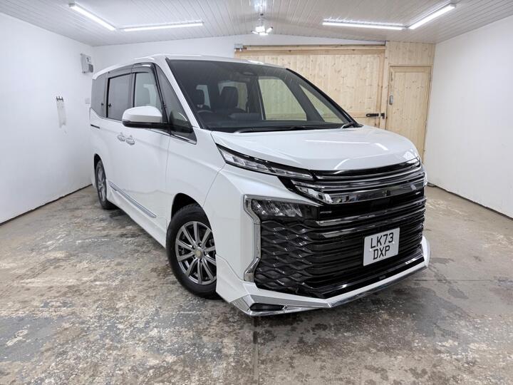 Toyota Voxy 1.8 VVT-I HYBRID Modelista 7seater