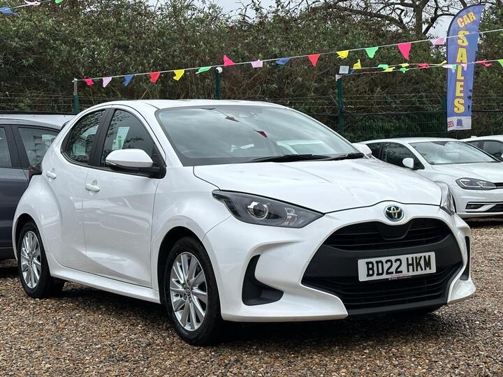 Toyota Yaris 1.5 VVT-h Icon E-CVT Euro 6 (s/s) 5dr Toyota Yaris 1.5 VVT-h Icon E-CVT Euro 6 (s/s) 5dr