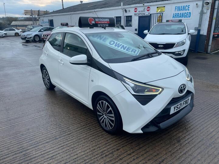 Toyota AYGO 1.0 VVT-i X-play Euro 6 (s/s) 5dr Toyota AYGO 1.0 VVT-i X-play Euro 6 (s/s) 5dr