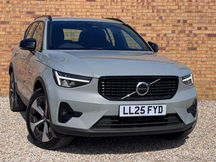 Volvo XC40 2.0 B4 MHEV Plus Dark DCT Auto Euro 6 (s/s) 5dr