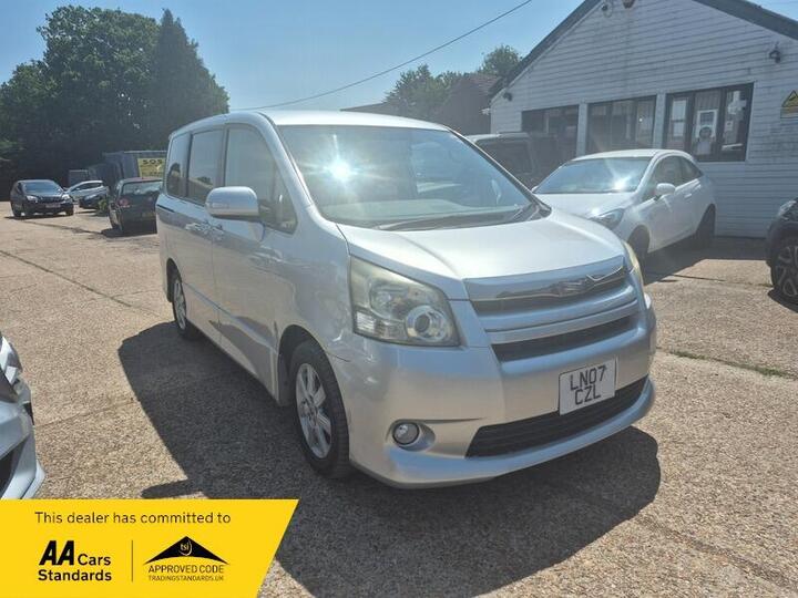 Toyota Noah VOXY HYBIRD ZWR8