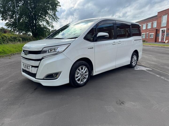 Toyota Voxy Toyota Voxy Hybrid  1.8