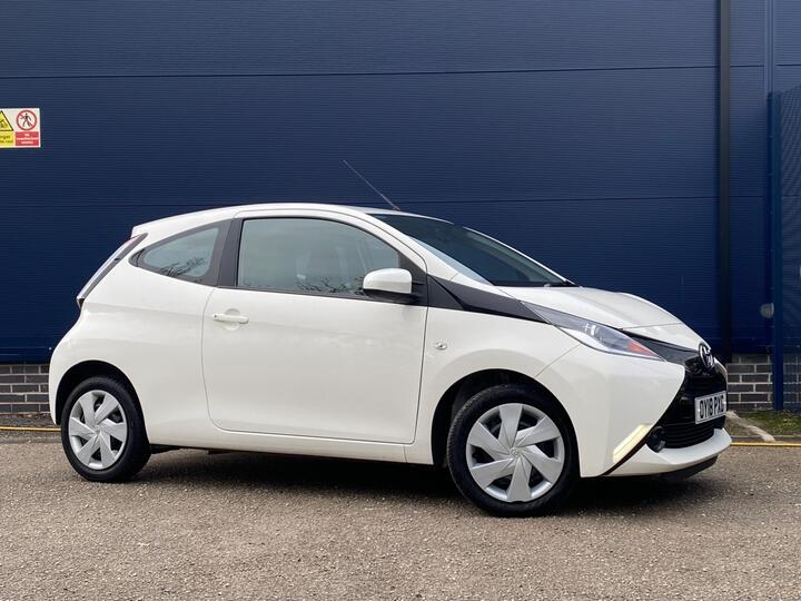 Toyota AYGO 1.0 VVT-i X-play Euro 6 3dr Toyota AYGO 1.0 VVT-i X-play Euro 6 3dr