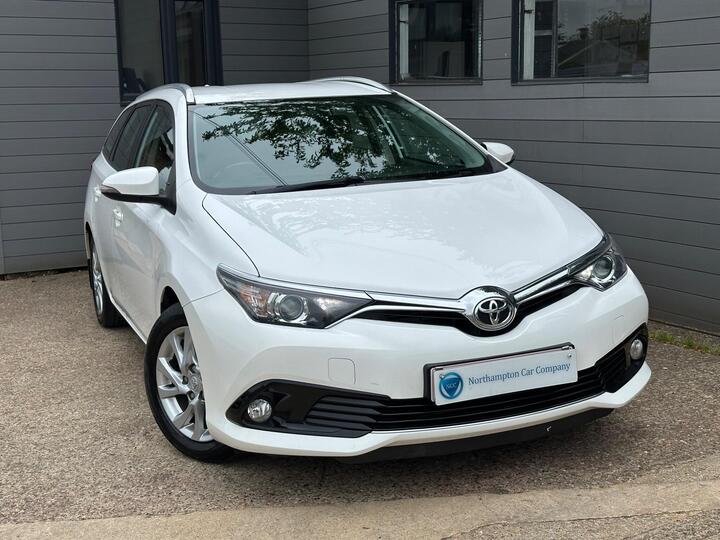 Toyota Auris 1.6 D-4D Icon Touring Sports Euro 6 (s/s) 5dr Toyota Auris 1.6 D-4D Icon Touring Sports Euro 6 (s/s) 5dr
