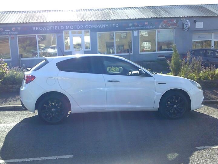 Alfa Romeo Giulietta 2.0 JTDM-2 Giulietta Euro 6 (s/s) 5dr