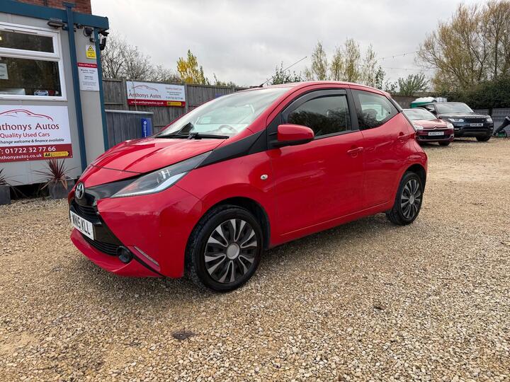 Toyota AYGO 1.0 VVT-i X-play Euro 5 5dr Euro 5 Toyota AYGO 1.0 VVT-i X-play Euro 5 5dr Euro 5