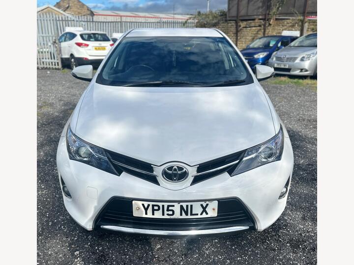 Toyota Auris 1.4 D-4D Icon Plus Euro 5 (s/s) 5dr Toyota Auris 1.4 D-4D Icon Plus Euro 5 (s/s) 5dr