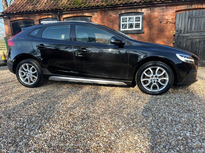 Volvo V40 Cross Country 2.0 T3 Pro Euro 6 (s/s) 5dr