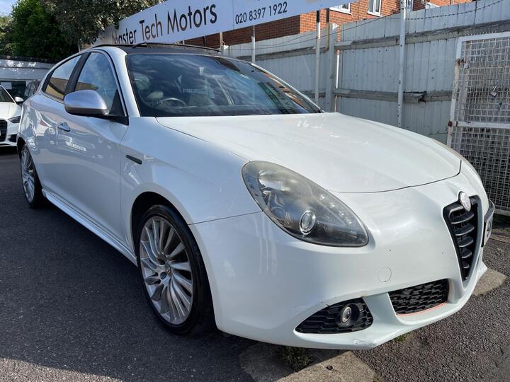Alfa Romeo Giulietta 1.4 TB MultiAir Veloce Euro 5 (s/s) 5dr Alfa Romeo Giulietta 1.4 TB MultiAir Veloce Euro 5 (s/s) 5dr