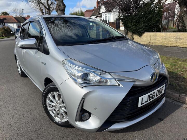 Toyota Yaris 1.5 VVT-h Design Hatchback 5dr Petrol Hybrid E-CVT Euro 6 (s/s) (100 Ps) Toyota Yaris 1.5 VVT-h Design Hatchback 5dr Petrol Hybrid E-CVT Euro 6 (s/s) (100 Ps)