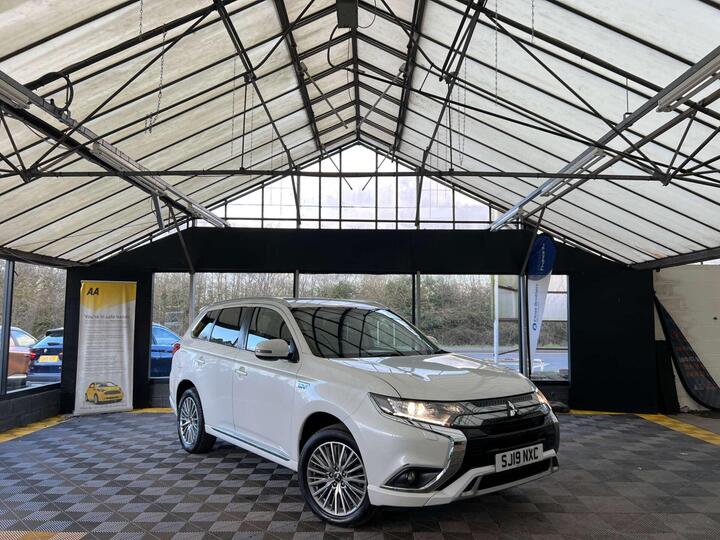 Mitsubishi OUTLANDER 2.4h TwinMotor 13.8kWh Juro CVT 4WD Euro 6 (s/s) 5dr Mitsubishi OUTLANDER 2.4h TwinMotor 13.8kWh Juro CVT 4WD Euro 6 (s/s) 5dr