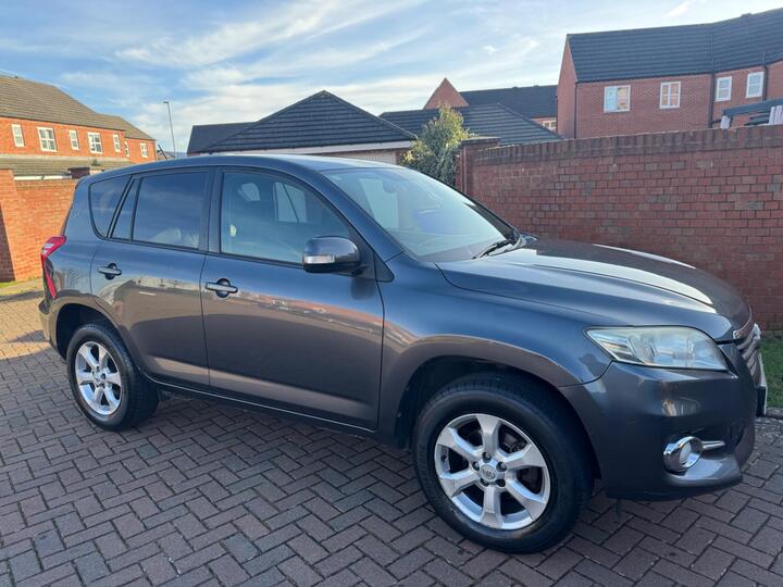 Toyota RAV4 2.2 D-4D XT-R 4WD Euro 5 5dr Toyota RAV4 2.2 D-4D XT-R 4WD Euro 5 5dr