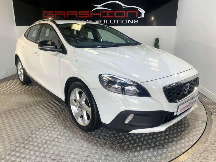 Volvo V40 Cross Country 2.0 D2 Lux Auto Euro 6 (s/s) 5dr Volvo V40 Cross Country 2.0 D2 Lux Auto Euro 6 (s/s) 5dr