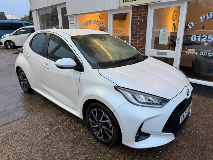 Toyota Yaris 1.5 VVT-h Design E-CVT Euro 6 (s/s) 5dr Toyota Yaris 1.5 VVT-h Design E-CVT Euro 6 (s/s) 5dr