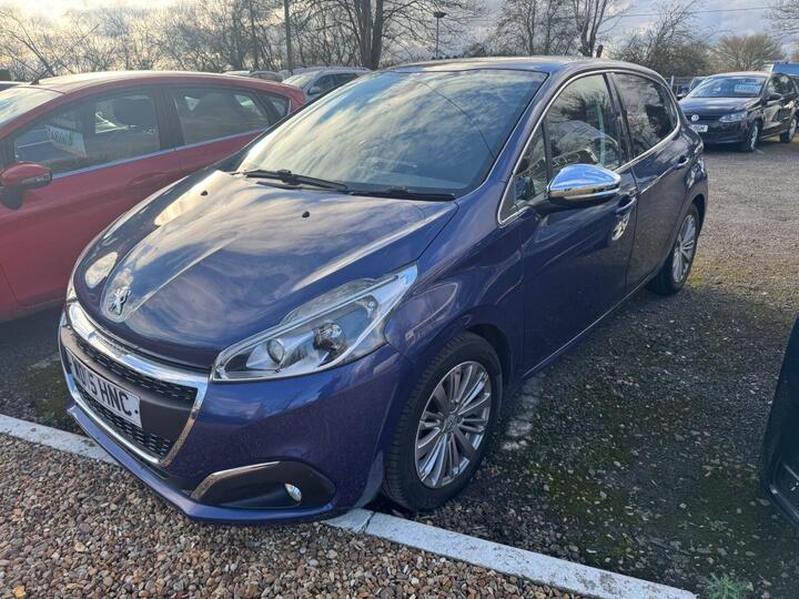 Peugeot 208 1.2 PureTech Allure Euro 6 5dr Peugeot 208 1.2 PureTech Allure Euro 6 5dr