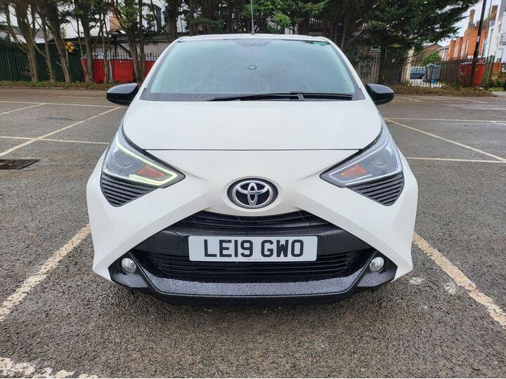 Toyota AYGO 1.0 VVT-i X-trend Funroof X-shift Euro 6 5dr Toyota AYGO 1.0 VVT-i X-trend Funroof X-shift Euro 6 5dr