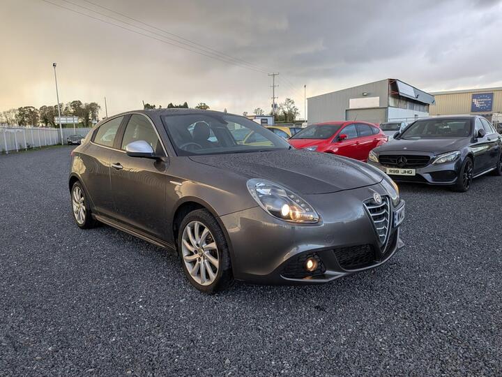 Alfa Romeo Giulietta 2.0 JTDM-2 Veloce Euro 5 (s/s) 5dr Alfa Romeo Giulietta 2.0 JTDM-2 Veloce Euro 5 (s/s) 5dr