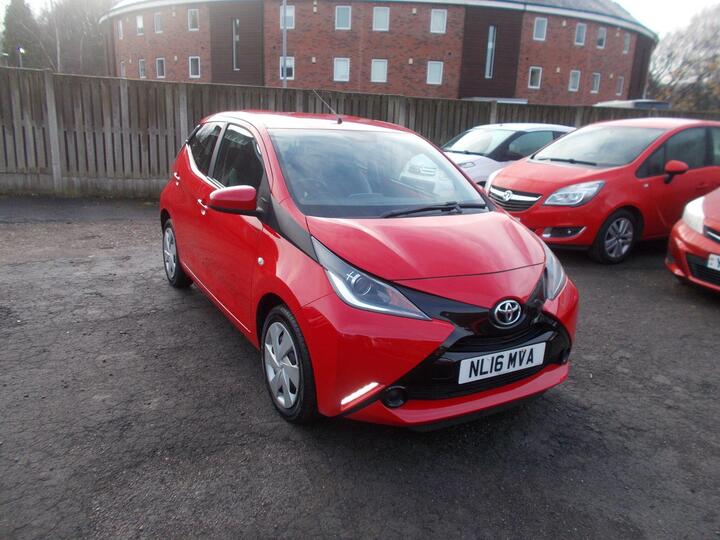 Toyota AYGO 1.0 VVT-i X-play Euro 5 5dr Euro 5 Toyota AYGO 1.0 VVT-i X-play Euro 5 5dr Euro 5