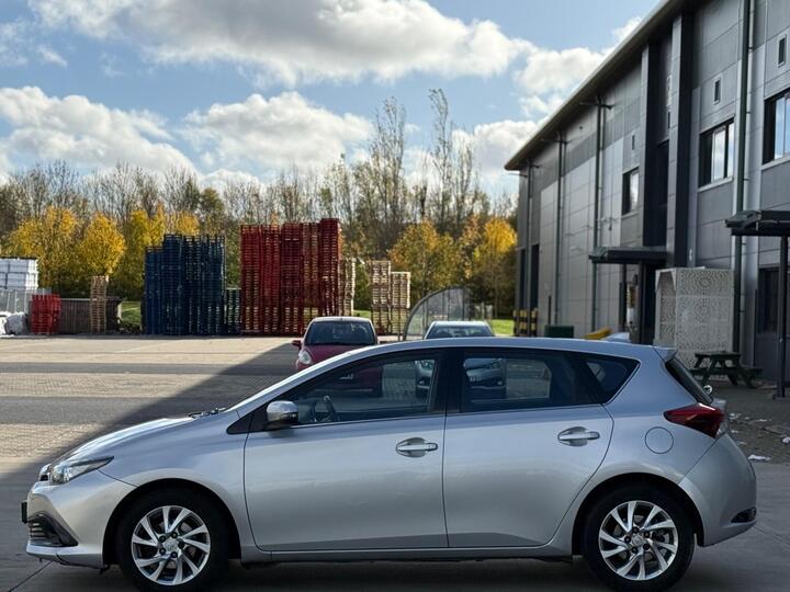 Toyota Auris 1.2 VVT-i Business Edition Euro 6 (s/s) 5dr (Safety Sense) Toyota Auris 1.2 VVT-i Business Edition Euro 6 (s/s) 5dr (Safety Sense)