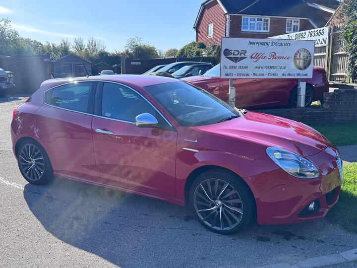 Alfa Romeo Giulietta 2.0 JTDM-2 Sportiva Nav Euro 5 (s/s) 5dr Alfa Romeo Giulietta 2.0 JTDM-2 Sportiva Nav Euro 5 (s/s) 5dr