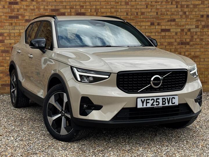 Volvo XC40 2.0 B4 MHEV Plus Dark DCT Auto Euro 6 (s/s) 5dr