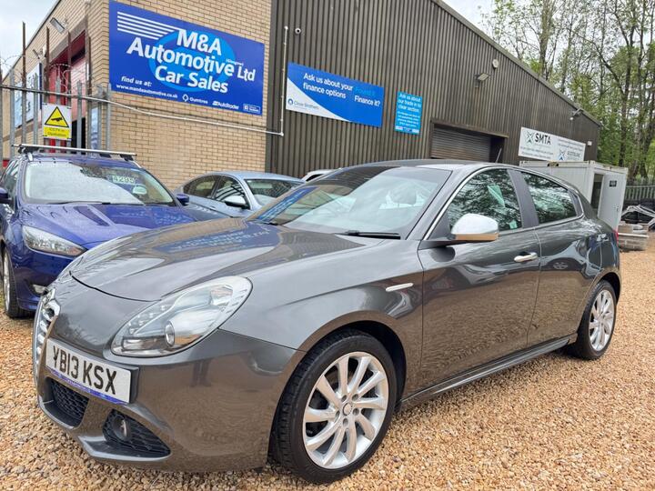 Alfa Romeo Giulietta 1.6 JTDM-2 Veloce Euro 5 (s/s) 5dr Alfa Romeo Giulietta 1.6 JTDM-2 Veloce Euro 5 (s/s) 5dr