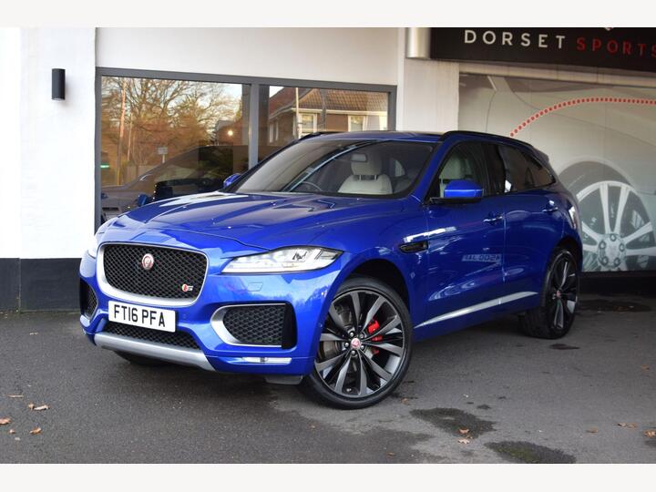 Jaguar F-PACE 3.0 D300 V6 First Edition Auto AWD Euro 6 (s/s) 5dr Jaguar F-PACE 3.0 D300 V6 First Edition Auto AWD Euro 6 (s/s) 5dr