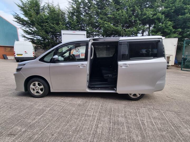 Toyota Voxy AUTO PETROL 7 SEATS ULEZ FREE