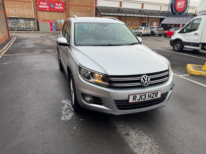 Volkswagen Tiguan 2.0 TDI BlueMotion Tech SE DSG 4WD Euro 5 (s/s) 5dr Volkswagen Tiguan 2.0 TDI BlueMotion Tech SE DSG 4WD Euro 5 (s/s) 5dr