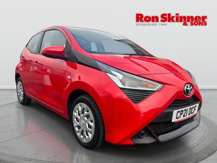 Toyota AYGO 1.0 VVT-i X-play X-shift Euro 6 5dr (Safety Sense) Toyota AYGO 1.0 VVT-i X-play X-shift Euro 6 5dr (Safety Sense)