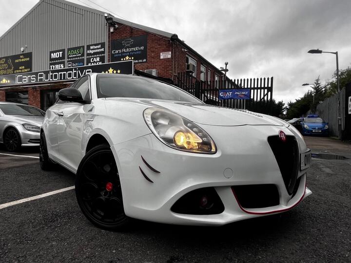 Alfa Romeo Giulietta 2.0 JTDM-2 Lusso Euro 5 (s/s) 5dr Alfa Romeo Giulietta 2.0 JTDM-2 Lusso Euro 5 (s/s) 5dr