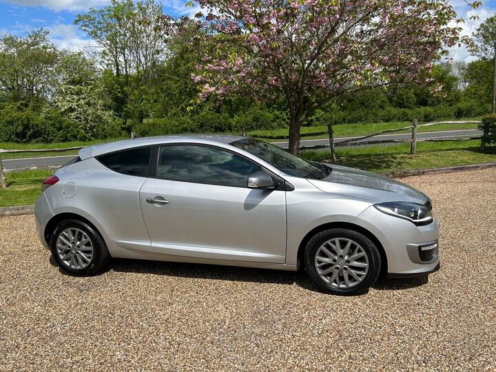 Renault Megane 1.5 DCi ENERGY Knight Edition Euro 5 (s/s) 3dr Renault Megane 1.5 DCi ENERGY Knight Edition Euro 5 (s/s) 3dr