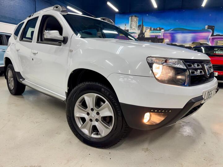 Dacia Duster 1.5 DCi Laureate Euro 6 (s/s) 5dr Dacia Duster 1.5 DCi Laureate Euro 6 (s/s) 5dr