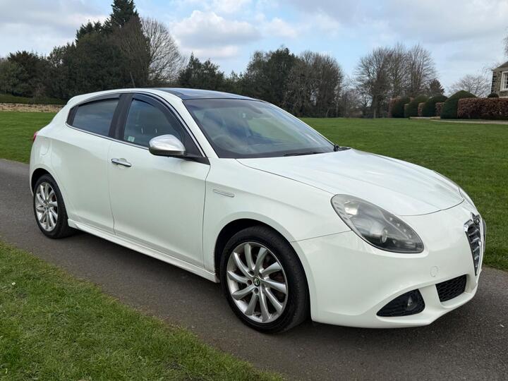 Alfa Romeo Giulietta 2.0 JTDM-2 Veloce Euro 5 (s/s) 5dr Alfa Romeo Giulietta 2.0 JTDM-2 Veloce Euro 5 (s/s) 5dr