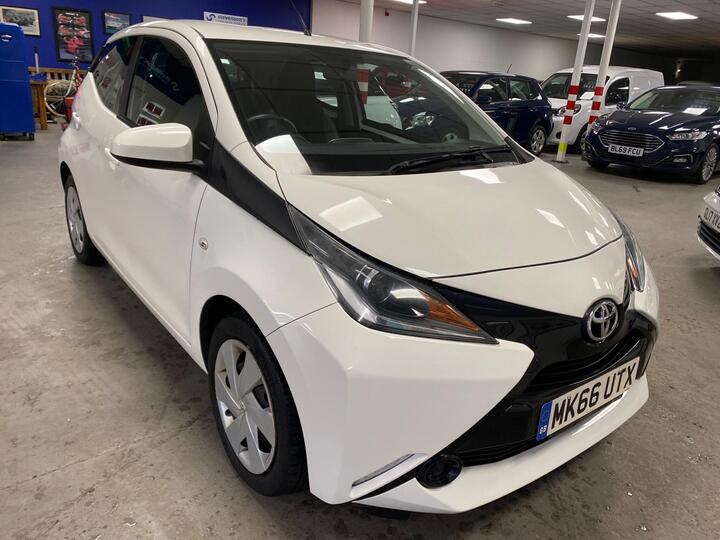 Toyota AYGO 1.0 VVT-i X-play X-shift Euro 5 5dr Euro 5 Toyota AYGO 1.0 VVT-i X-play X-shift Euro 5 5dr Euro 5