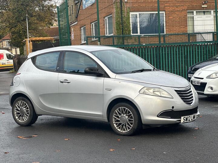 Chrysler Ypsilon 1.2 SE Euro 5 (s/s) 5dr Chrysler Ypsilon 1.2 SE Euro 5 (s/s) 5dr