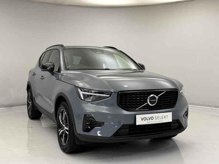 Volvo XC40 2.0 B3 MHEV Plus Dark DCT Auto Euro 6 (s/s) 5dr