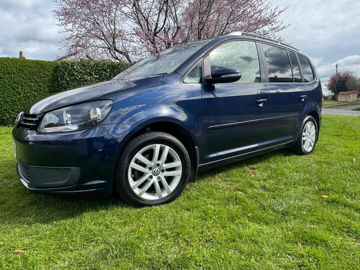 Volkswagen Touran 1.6 TDI BlueMotion Tech SE DSG Euro 5 (s/s) 5dr Volkswagen Touran 1.6 TDI BlueMotion Tech SE DSG Euro 5 (s/s) 5dr