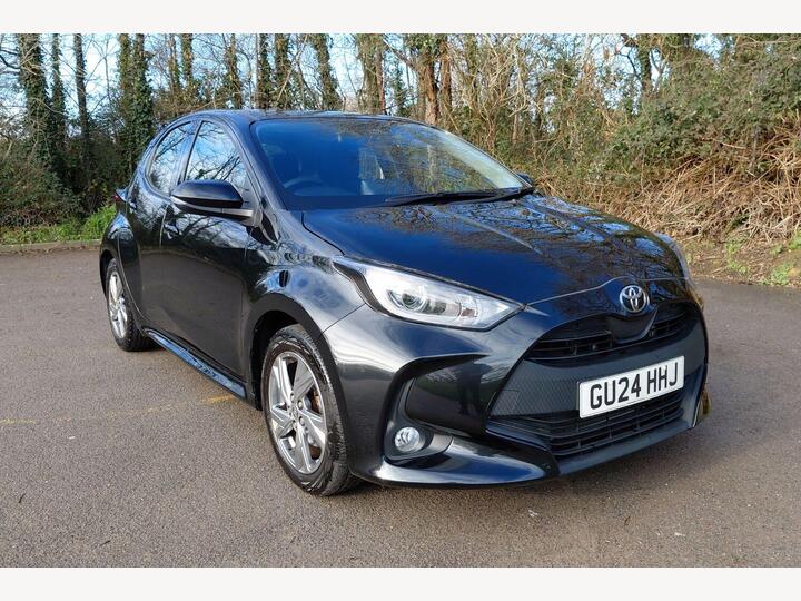 Toyota Yaris 1.5 VVT-h Icon E-CVT Euro 6 (s/s) 5dr Toyota Yaris 1.5 VVT-h Icon E-CVT Euro 6 (s/s) 5dr