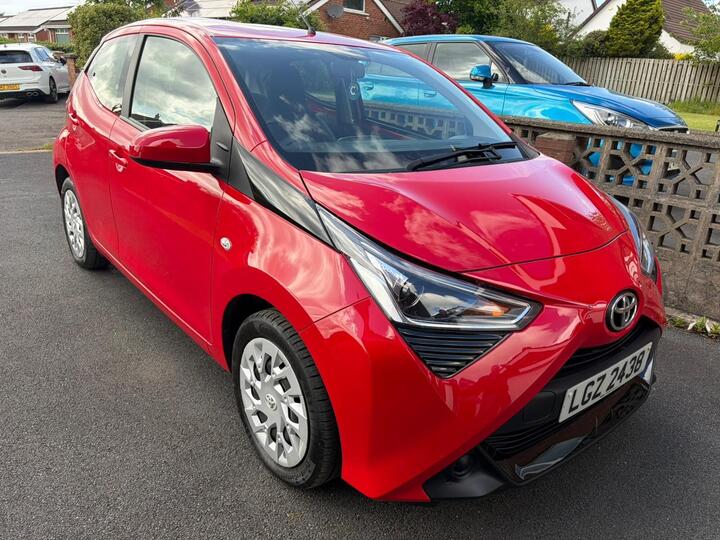 Toyota AYGO 1.0 VVT-i X-play X-shift Euro 6 5dr Toyota AYGO 1.0 VVT-i X-play X-shift Euro 6 5dr