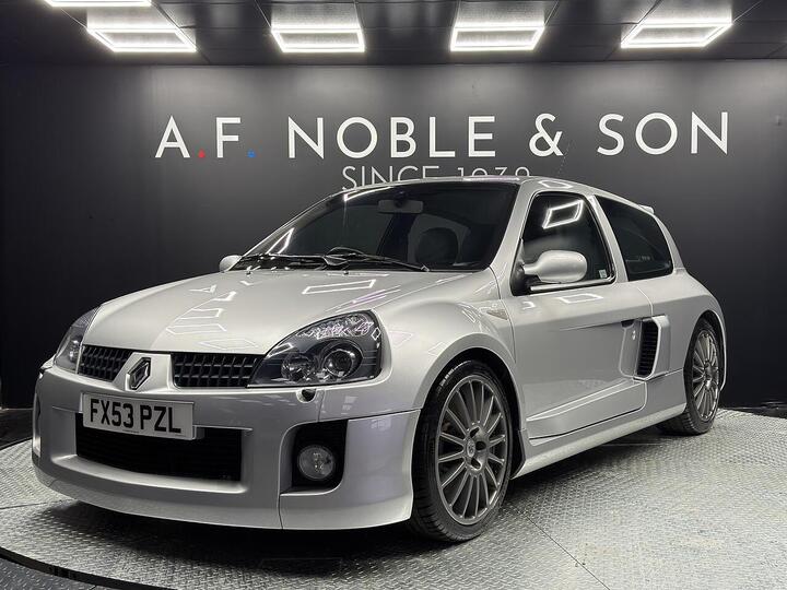 Renault Clio 3.0 V6 Sport 3dr