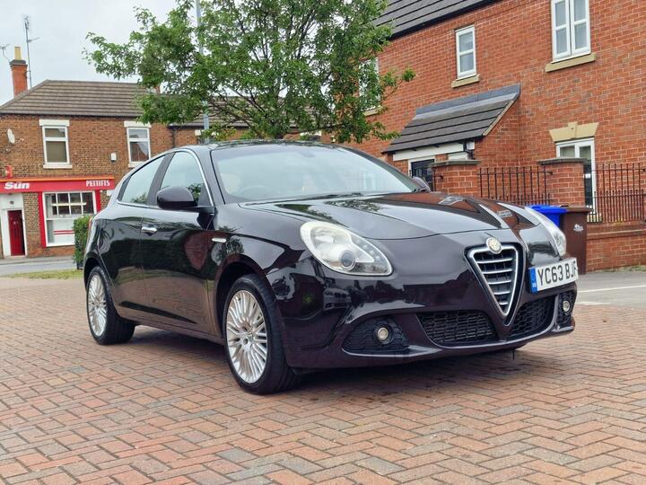 Alfa Romeo Giulietta 1.6 JTDM-2 Lusso Euro 5 (s/s) 5dr Alfa Romeo Giulietta 1.6 JTDM-2 Lusso Euro 5 (s/s) 5dr