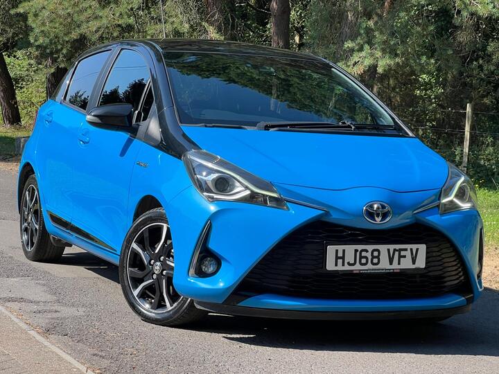 Toyota Yaris 1.5 VVT-h Cyan Bi-Tone E-CVT Euro 6 (s/s) 5dr