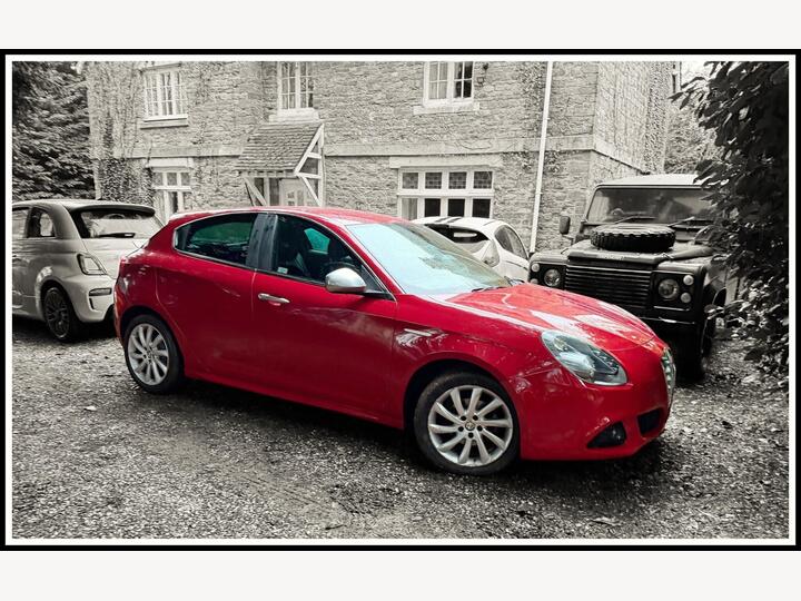 Alfa Romeo Giulietta 1.6 JTDM-2 Veloce Euro 5 (s/s) 5dr Alfa Romeo Giulietta 1.6 JTDM-2 Veloce Euro 5 (s/s) 5dr