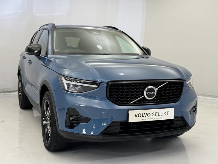 Volvo XC40 2.0 B3 MHEV Plus Dark DCT Auto Euro 6 (s/s) 5dr
